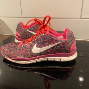 Nike free 5.0 - Jättefina Nike free 5.0 skor. Jättefint skick! Några små skavanker men knappt synligt. Kan vid förfrågan skicka bilder på ”skadorna”