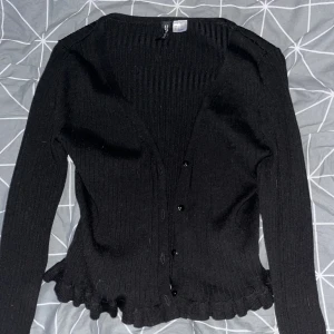 svart kofta - Svart kofta från hm. Storlek S och i bra skick ❤️