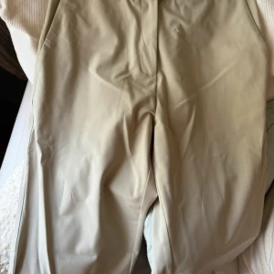 Byxor från Djerf Avenue  - Är i storlek S vilket är en aning för stort för mig,  som egentligen är en XS, tyvärr men annars jättefina byxor som passar året om.  Modell: First Choice Pants Greige