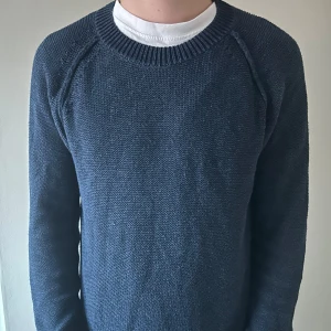 Nudie Jeans Tröja - Nudie jeans sweatshirt, stilren, klassisk och elegant.  🔵Mörkblå färg🔵 🙌🏽Toppskick (9/10)🙌🏽 🌊Storlek S🌊 Hör gärna av er vid minsta lilla fundering eller vid önskande av fler bilder Nypris 1299  Mvh 