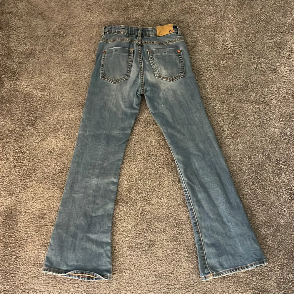 Säljer dom här mörkblåa snygga lågmidjade bootcut jeansen från lager 157. Dom är i storlek 150 så säljer för de blivit för korta för mig. . Jeans & Byxor.