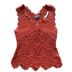 y2k virkad topp - virkad orange topp med detaljer. Passar S-M. Köparen står för frakt. ❤️