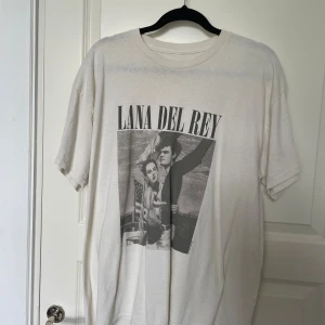 Lana del Rey t-shirt - Superhäftig Lana del Rey t-shirt från Urban outfiters i storlek M. Använd en gång. Nypris 500 kr, nästan slutsåld på hemsidan.<3