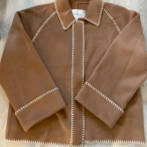 Jacka helt oanvänd - Sensommar/höstjacka, mjukt material och helt oanvänd. Ett kap för sen som gillar jacka med filtkänsla.