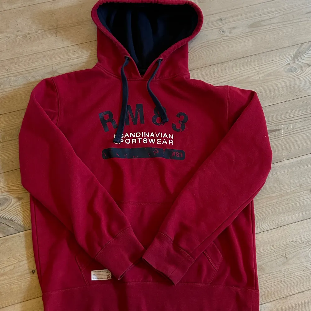 Hoodie säljes stl L kond 8/10 då texten börjar bli nött . Hoodies.