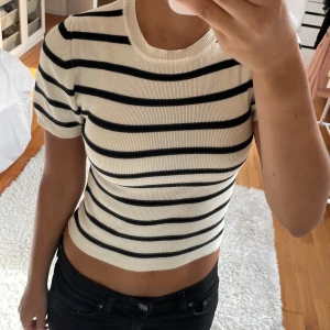 Stickad t-shirt  - Stickad t-shirt från Ginatricot i storlek s. Nypris var 349 och jag säljer min för 250💕Den är i bra skick då den inte är så använd🩷
