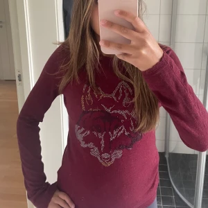 Zadig tröja - Vinröd Zadig tröja med jättefina detaljer som inte kommer till användning❣️ hör av er för fler bilder! Kan tänka mig ett lägre pris