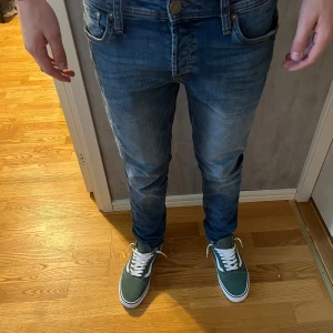 Blå Jack and Jones jeans me slitningar - Hej, säljer mina Jack and Jones jeans då jag inte använder dem. Byxorna är i ny skick då jag användt dem 5 gånger. Köpta inne hos Jack and Jones för cirka 1200kr. Modellen är 180cm lång och väger 61kg. Skriv vid frågor.😊