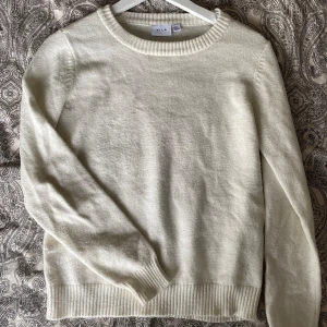 Stickad tröja - Vit stickad tröja från vila💕