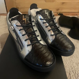 Giuseppe zanotti - Riktigt feta Zanoti skor i en unik desgin som inte säljs längre ny pris 7500kr Mitt pris 2500kr Hör av er vid frågor😃