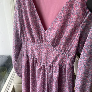 Klänning - Ivyrevel klänning av Kenza Zouiten. Använd 1 gång. Fin kvalite och sitter perfekt på! Storlek 38 men funkar för mig med 36 i storlek.