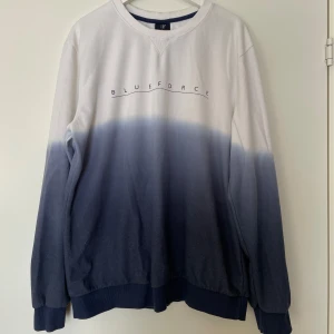 Sweatshirt  - Sweatshirt köpt second hand. Fläckig i nacken (ej testat med något ”ta bort” medel) samt en defekt fram på tröjan, se bilder.