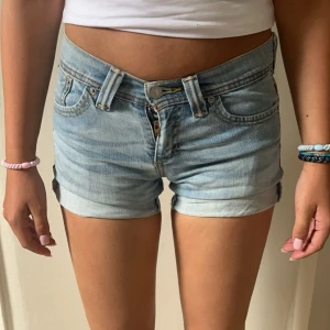 lågmidjade levis jeansshorts - säljer dessa levis jeansshorts pga att dom är försmå för mig, helt oanvända och inga defekter.💗