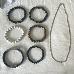 Smycken  - Äkta silver halsband, pärlarmband, läderarmband. Säljer alla men priset varierar, desto fler du köper desto större rabbat. Halsbandet är så klart dyrast! 