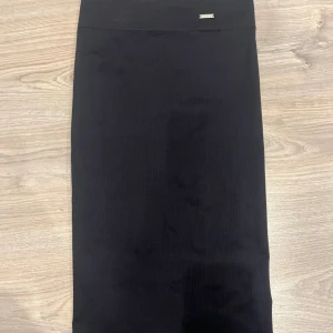 aim’n kjol - Svart kjol från aim’n i storlek XS som går ungefär 10cm ner från knäna, aldrig använt förr!