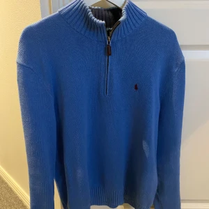 Ralph Lauren halfzip - Ralph Lauren halfzip i gott skick (8/10). Använd fåtal gånger samt inga fläckar eller flaws. Hör av dig vid intresse