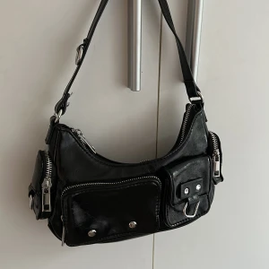 Väska  - Supersöt axelväska som passar perfekt både festliga och vardagliga outfits😍