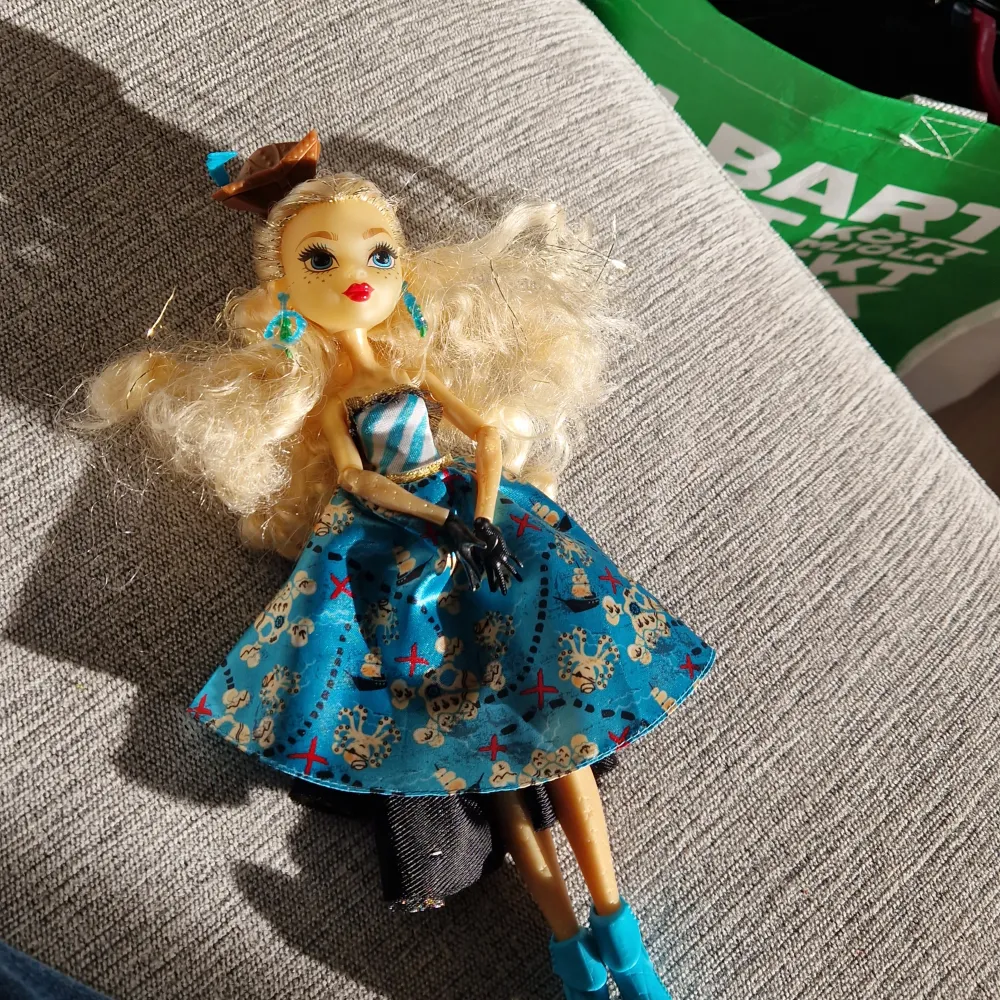 En monster high docka som är köpt för några år sendan ganska bra sick saknar några tillbehör skriv för flera bilder. Övrigt.