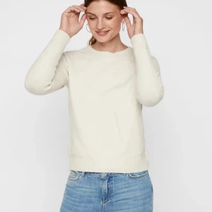 stickad tröja  - beige stickad tröja från vero moda i strl. xs