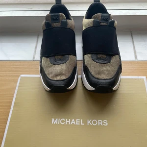 Michael Kors sneakers - Säljer mina fina Michael kors sneakers till en bra peng. Sparsamt använda och original låda finns kvar. Det är slip-in modell så inga snören eller dragkedja och superbekväma att få på samt på! Nypris 1200