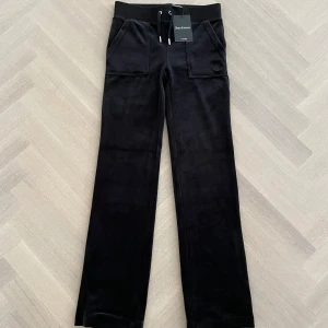 Juicy Couture byxor  - Hej, jag säljer mina helt oanvända, svarta Juicy byxor i strl XS. (Nypris 1200:-) Skriv gärna om du undrar något. 🥰