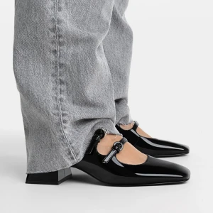 Ballerinaskor med klack - Säljer dessa fina skor pga av att jag köpt i fel storlek. Har inte använt någon gång. Nypris är 430 kr, säljer för 380 (går att diskutera. Hör av er om ni vill ha mer bilder💞💞