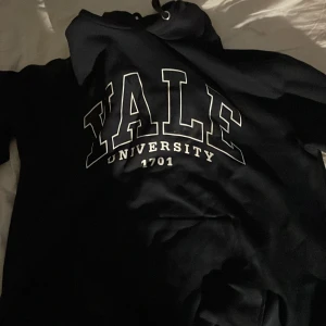 Yale hoodie - Använd 1-2 gånger fick också den i födelsedagspresent. Originalproduktioner är runt 350 köpt från Hm. Och jag kommer sälja den för 200, den är k väldigt bra skick!