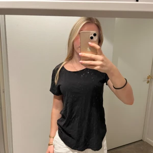 Svart T-shirt  - Jättefin men kommer inte till användning💕