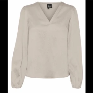 Vero Moda blus  - Säljer min blus från vero Moda då den aldrig kom till användning😊finns i svart också om man skulle vilja ha det. nypris 500 