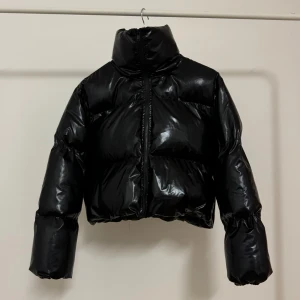 Svart croppad puffjacka - Supersnygg croppad svart puffjacka storlek M men passar S/XS. ✨❤️🌸 använder aldrig. Säljer flera jackor, kika min sida för mer info🖤❤️använd gärna bundle o få med fler saker i paketet🛍️✨