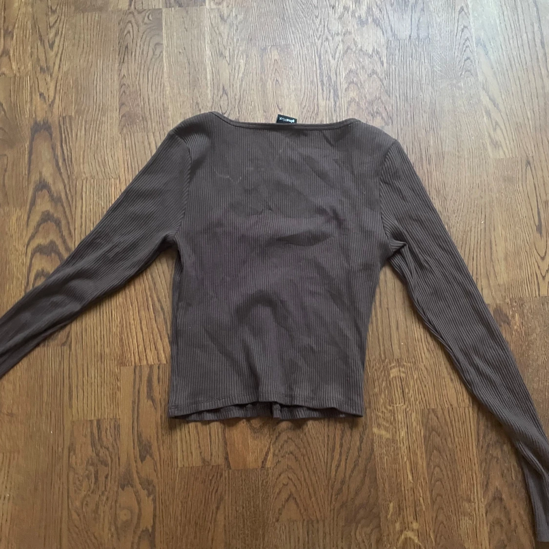 Brun tröja med knappar - 90