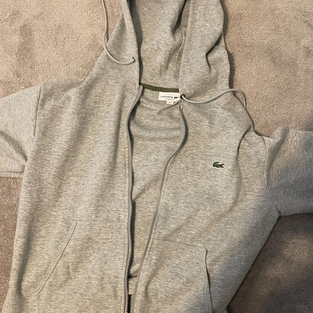 Extremt snygg lacoste zip hoodie, säljer för den inte används särskilt mycket. Äkta såklart, inga defekter eller liknande. . Tröjor & Koftor.