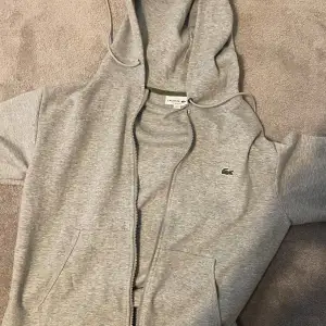 Extremt snygg lacoste zip hoodie, säljer för den inte används särskilt mycket. Äkta såklart, inga defekter eller liknande. 