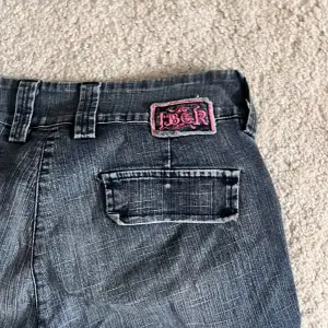 Skitcoola Cargo jeans med rosa detalj. Dragkedjan funkar inte men det är enda defekten annars supersnygga. 