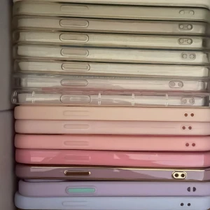 Mobilskal iPhone 12 - Säljer massa mobilskal som passar iPhone 12! Det är p.g.a att jag har köpt en ny mobil. Hör av er för fler bilder eller färger💞