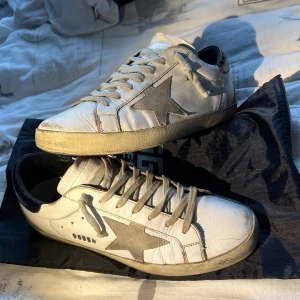 Golden goose skor - Säljer dessa klassiska Golden goose skor i storlek 41.  Riktigt trendiga nu så passa på till ett bra pris🔥 Tillkommer skor och en dustbag, hör av er vid frågor
