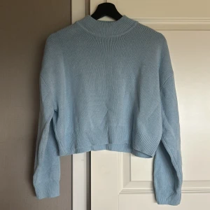 Blå stickad tröja - Jag säljer denna stickade tröja då jag aldrig använt den🩵