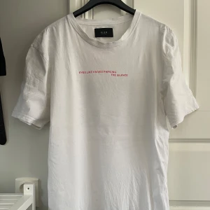 T-shirt Neuw - Grym tisha ifrån Neuw med fina detaljer! Använt sparsamt och inga defekter.  Storlek: L