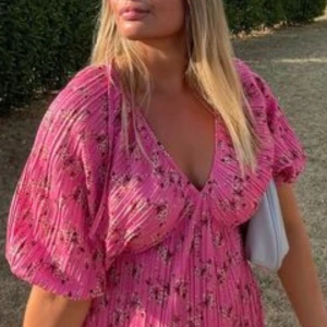 Rosa blommig klänning💕💓 - Rosa blommig klänning ifrån Gina gricot! 💕🩷💓