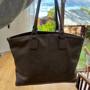 Handväska  - En jättefin handväska endast använd en till två gånger!😍😍😍