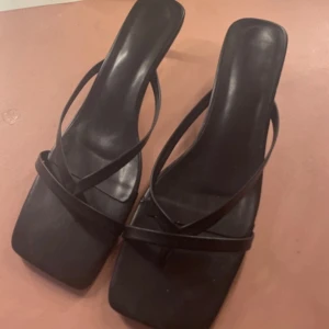 Lågklackade sandaler  - Säljer ett par klackar som aldrig har använts utomhus. Storleken är 44 men jag har  42, alltså har shein gjort skorna för små och beställde därför ett par större. Vill du ha mått? Skriv gärna! 💞