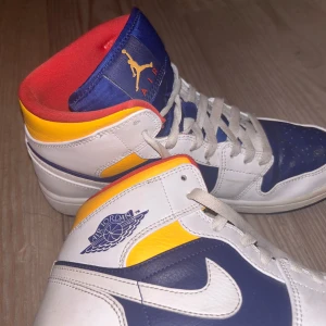 NIKE JORDANS - Färgglada Jordans 2020 lite andvända men bra skick Orginalpris - minns inte exakt, runt 4500/5000kr  Storlek 39/40