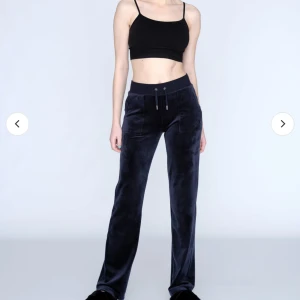 Juicy byxa - Säljer mina juicy byxor i färgen night sky, de är i storlek M. Fint skick, finns inga tydliga tecken på användning. Inköpta för 1200kr. Köparen står för frakten💕 Skriv vid frågor💕