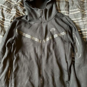 Nike tech svart - Storlek: M Tröjan är i bra skick