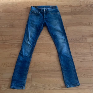 Dondup jeans - Blåa jeans från dondup i modellen George. Fint skick lite noppriga. Storlek 28 . Skriv gärna för fler bilder eller frågor 🙌