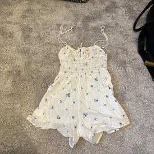 H&M jumpsuit - Säljer nu denna gulliga jumpsuit i storlek 38 från H & M som tyvärr har blivit lite för liten för mig. Jag skulle säga att den är något liten i storleken så den passar även för de som har storlek 36. Hör av er vid funderingar.