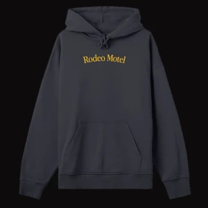 Bolaget Rodeo - Hoodie från Bolaget Records, denna hör till deras Rodeo merch. Endast testad. Förpackning finns kvar. Säljer pga den är för stor, storlek s men mer som en stor M/liten L. Nypris 699