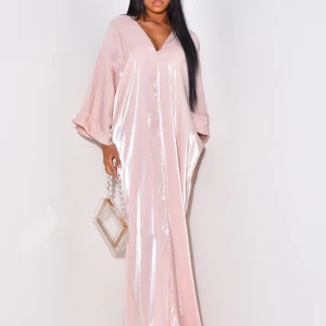 Oversized V-neck abaya dress - Helt ny och oanvänd abaya i baby pink/nude, med taggen fortfarande på. Shiny.  Den är oversized, så passar S/M och till och med L beroende på hur du vill att den sitter. Köpt för 650kr. Säljes för 500kr (inkl frakt)