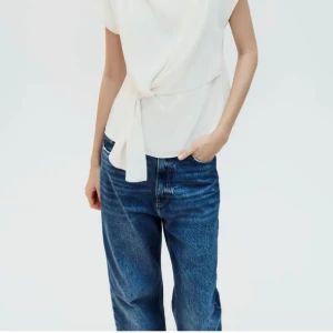 Zara topp  - Så fin trendig topp! Kommer ej till användning, passar s-m beroende hur man vill att den ska sitta 💕💕