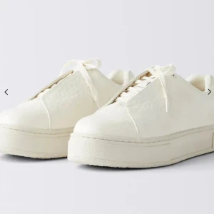 Eytys skor - Intressekoll på mina helt nya och oanvända sneakers från eytys. Så så snygga skor som passar till alt, dem har inga defekter!!  Orginalpris: 2100kr